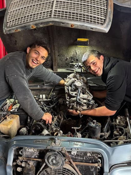 En plena reparación del Merdeces Benz 280 SEL