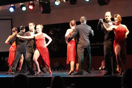 En pleno Abasto, Cátulo Tango rinde homenaje al gran Gardel