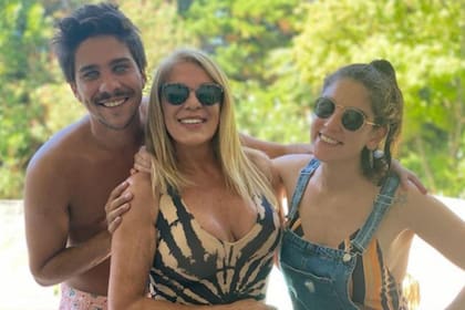 Reina Reech, junto a sus hijos