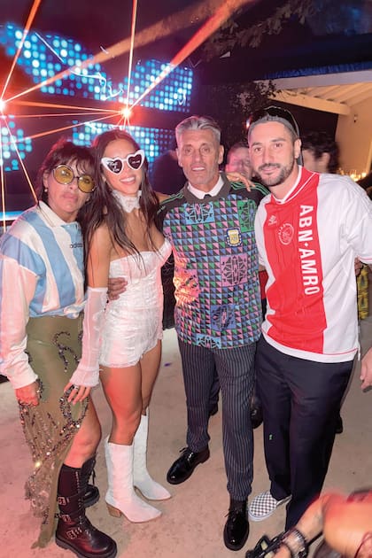 En pleno carnaval carioca, los novios posan con Sergio
Goycochea (vestido con la camiseta que llevó el ex arquero en la
semifinal con Italia del Mundial 90) y su mujer, Ana Laura Merlo