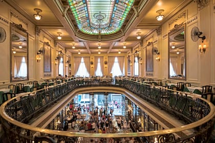 En pleno centro la famosa Confeitaria Colombo, referente de la Belle Époque