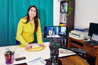 En pleno debate por el regreso a las aulas, muchos maestros abrieron sus canales de YouTube para tener más llegada a los alumnos y volver dinámicas sus clases, como el caso de Micaela Beloqui, profesora de matemáticas