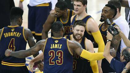 En pleno festejo junto con LeBron James