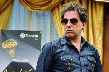 En pleno noviazgo con Micaela, el “Salmón” se tatuó en la muñeca izquierda la firma de la actriz,: tras la separación, Calamaro ocultó el nombre con una calavera.