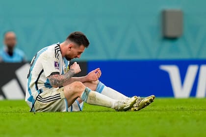 En pleno partido contra los Países Bajos, Lionel Messi sufrió una embestida con un jugador holandés que hizo que se le rompiera un diente y le sangrara la boca