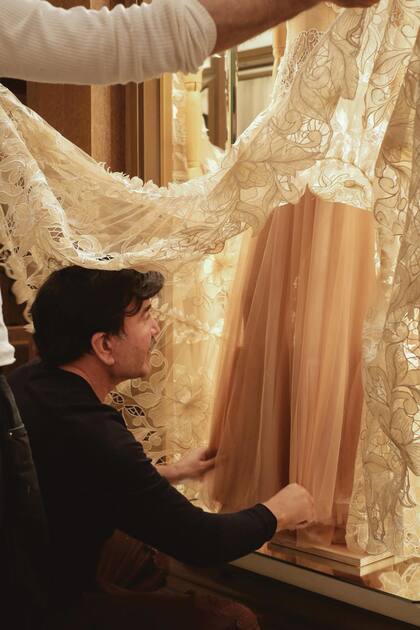 En pleno proceso de armado de la vidriera