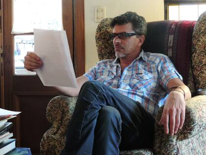 En pleno taller de dramaturgia, leyendo material de uno de sus alumnos