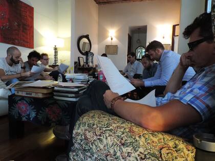 En pleno taller: uno de los participantes lee su material, todo el resto escucha y acompaña la lectura