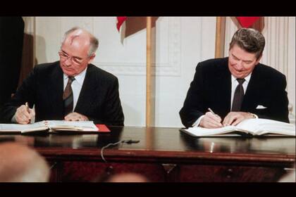 El presidente de la URSS, Mijaíl Gorbachov, y el de Estados Unidos, Ronald Reagan, firman el tratado INF el 8 de diciembre de 1987 en Washington