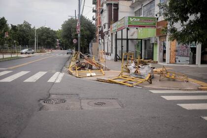 En pocas horas el agua escurrió, pero quedaron los destrozos y los residuos acumulados en distintos lugares