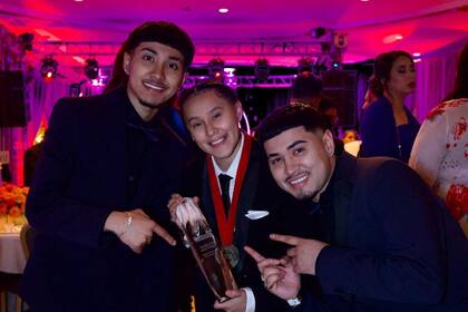 En poco tiempo, los tres hermanos que conforman "Yahritza y su Esencia" han ganado fama en la industria musical