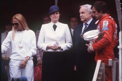 En presencia de Mimicha, su esposa, Reutemann sostiene el trofeo de ganador del Gran Premio de Mónaco de 1980 al lado de la princesa Grace Kelly y el príncipe Rainiero; el himno y la bandera argentinos estuvieron en el podio más solemne de la Fórmula 1.
