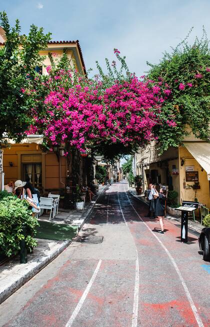 En primavera, las flores invaden las calles y los balcones de los cafés.