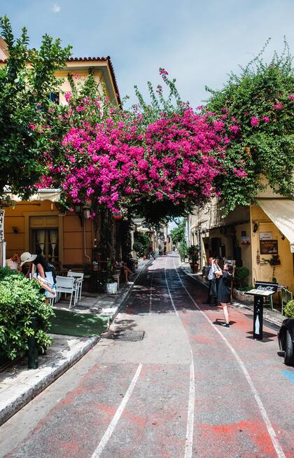 En primavera, las flores invaden las calles y los balcones de los cafés. 