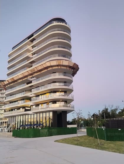 En primer piso, el departamento toma la "proa" del edificio Marina de Bliss Bs. As., tan característica de la arquitectura del estudio Mario Roberto Álvarez y Asociados, a cargo del proyecto.