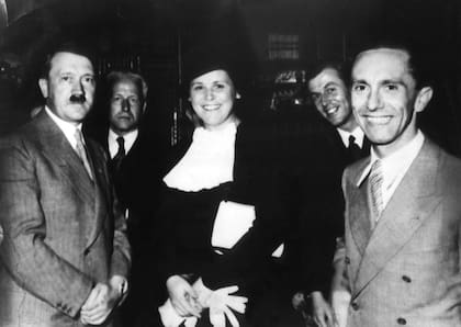 En primer plano Adolf Hitler, izquierda, la cantante Maria Müller, centro, y el jefe de Propaganda Joseph Goebbels, derecha