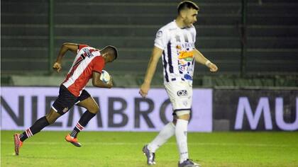 En primer plano, Allende, el defensor de Pacífico que admitió la polémica acción; detrás, Juan Otero