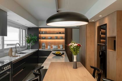 En primer plano, colgante de Paraná 201 en esta cocina renovada enteramente por las arquitectas Marta Alalu y Melanie Sabra.