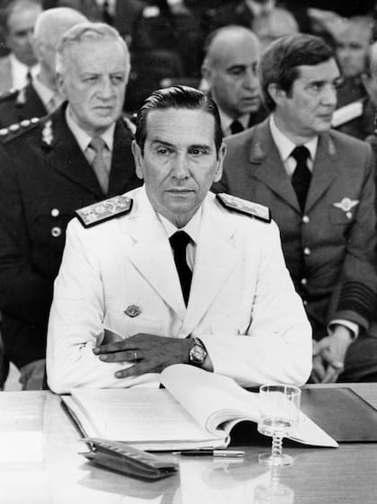 EN primer plano, el almirante Jorge Isaac Anaya. Detrás, el general Leopoldo Fortunato Galtieri y el brigadier Lami Dozo. La imagen fue tomara en 1985, durante el recordado "Juicio a las Juntas". Al mismo tiempo, el CONSUFA los juzgaba por su desempeño en la "Causa Malvinas"