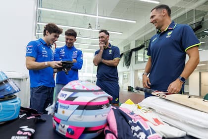 En primer plano, el casco que utilizará Colapinto