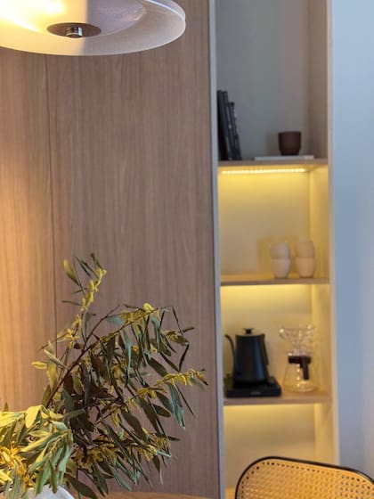 En primer plano, el colgante 'Amanda' con difusor de acrílico satinado (Dimm Iluminación)