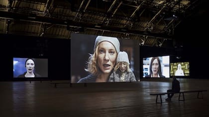 En primer plano, el rostro de Blanchett que cita al pop art, en el montaje neoyorquino