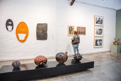 En primer plano, la codiciada cerámica de Julia Isídrez, en Pinta Sud Asu en Asunción