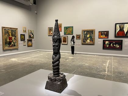 En primer plano, la escultura de Rozo comprada por Costantini; detrás, obras de Raquel Forner, Frida Kahlo y Diego Rivera