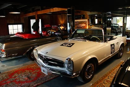 En primer plano, la pagoda 280 de 1969 y detrás, un convertible 250 de 1966. En el museo hay, además, uno de 300 de 24 válvulas de dos plazas y otro de 300, pero Sportline y con cuatro plazas de 1993. "Mi museo tiene, en total, cuatro convertibles", precisa Dotto, quien, próximamente, está pensando en organizar allí un club de autos clásicos y también deportivos con miembros de todo el país.