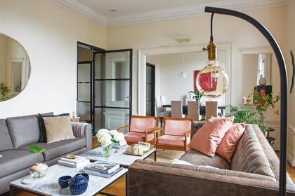 En primer plano, lámpara de inspiración industrial (todo de Cari Ríos Deco).