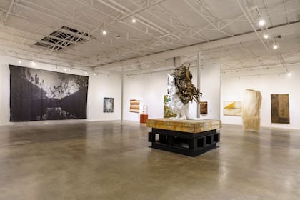 En primer plano, obra de Adrián Villar Rojas en la colección de Jorge Pérez