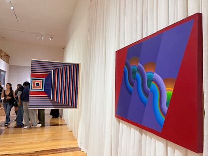 En primer plano: obra de Julio Le Parc incluida en la muestra