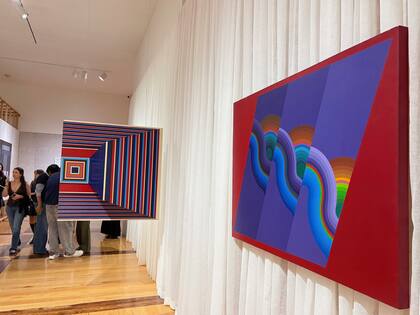 En primer plano: obra de Kazuya Sakai incluida en la muestra