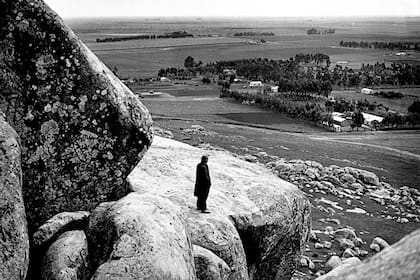 En primer plano piedras del Cerro La Movediza, el 29 de diciembre de 1935.