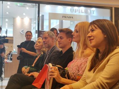 En primera fila Carminne Dodero, artífice de la visita de la diseñadora española a la Argentina, y Amalia "Yuyito" González en la presentación