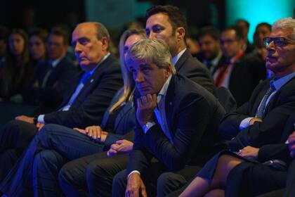 En primera fila, Guillermo Francos, Karina Milei, Luis Petri, Luis Caputo y Mariano Cúneo Libarona