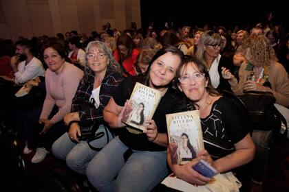 En primera fila: las lectoras de de Viviana Rivero con ejemplares de "Apia de Roma"