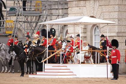 En primera fila, los Reyes disfrutaron del parade, en el que desfilaron a caballo la princesa real Ana, el príncipe de Edimburgo y el heredero del trono, William.
