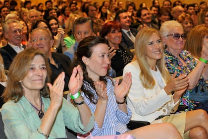 En primera fila, Marina Borensztein no dejó de sonreír frente al logro de su pareja