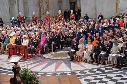 En primera línea, el príncipe Carlos, Camilla, William y Kate, y la princesa
Ana. Entre los invitados también hubo personas que honraron al país con su servicio, como representantes de las fuerzas armadas militares, voluntarios de caridad, maestros, y muchos trabajadores que sumaron su esfuerzo durante la crisis sanitaria.