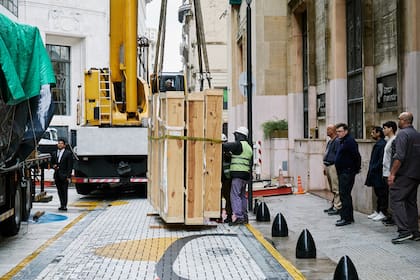 En principio se iba a subir caja por caja, pero debido al viento, se decidió subir de a tres para que hagan contrapeso