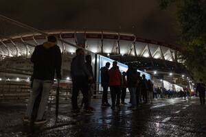 La odisea para conseguir entradas para ver Argentina-Bolivia, diluvio y kilómetros de fila