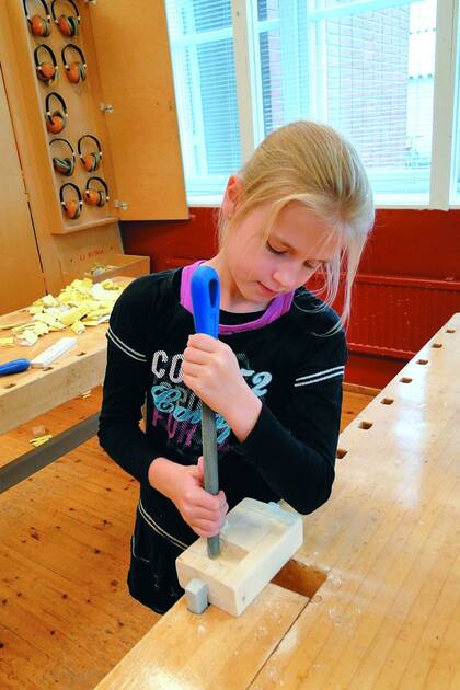 En promedio los chicos finlandeses pasan seis horas en la escuela y no hay duros exámenes, sino muchas pruebas de poca exigencia