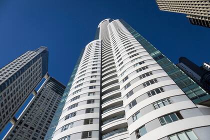 En Puerto Madero, Alvear Tower se suma a la tendencia de espacios adicionales fuera de los departamentos y cuenta con ocho monoambientes con baño y kitchenette ubicados en la planta baja.