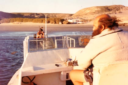 En Puerto Pirámides, Mariano van Gelderen al mando de la embarcación en la década del '80
