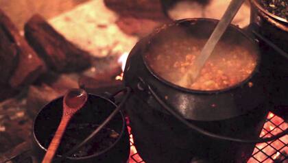 En Pulpería Quilapán, una olla de fundición de 250 litros