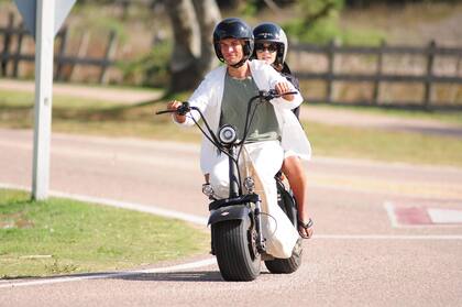 En Punta, Calu divide su tiempo entre el trabajo –está produciendo una película dirigida por su mamá–, los cuidados de su huerta, sus momentos de meditación y las tardes de playa.