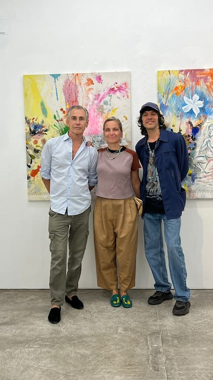 En Punta del Este, la diseñadora Jazmín Chebar de Peralta Ramos junto a Grillo Demo y Azul Caverna