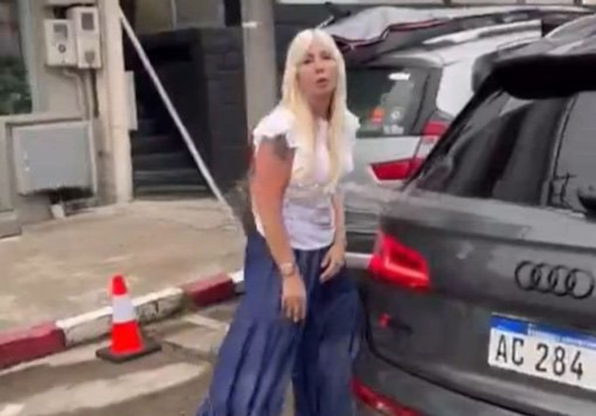A argentina discutiu na estrada, saiu do carro e ameaçou as pessoas com um taco de beisebol. A argentina discutiu na estrada, saiu do carro e ameaçou as pessoas com um taco de beisebol.