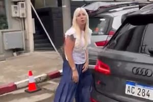 Una argentina discutió en medio del tránsito, se bajó del auto y amenazó a la gente con una bate de béisbol